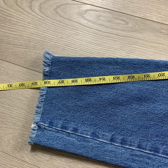 Levi’s Wedgie High Rise Distressed Raw Hem Jeans - Picture 13 of 14